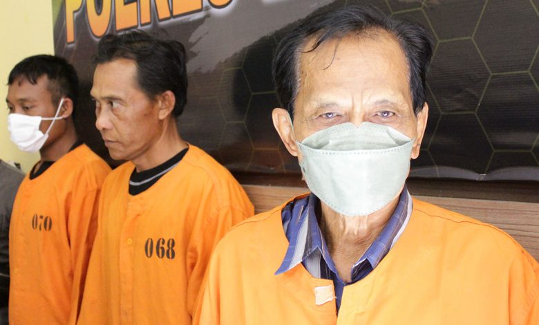 Dari belakang, Kadek M, Komang A, dan Putu D. Mereka bertiga tersangka pencabulan bocah tujuh tahun di Sawan. Foto: Franz Jr.