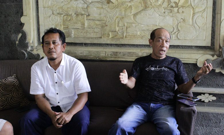Kelian Desa Adat Tista, Nyoman Supardi MP (baju hitam); ditemani Bendahara Desa Adat Tista, I Kadek Budiasa (baju putih). Mereka buka suara terkait kasus dugaan korupsi Dana BKK di Desa Adat Tista