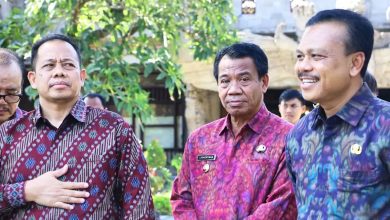 Ketut Lihadnyana (tengah) bersama Pj Gubernur Bali, Sang Made Mahendra Jaya (kiri); dan Sekda Provinsi Bali, Dewa Made Indra (kanan). Lihadnyana menegaskan hanya diganti sementara oleh Plh di BKPSDM Bali.