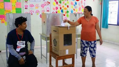 Proses pemungutan suara pada Pilkel Serentak di Kabupaten Buleleng. Sebanyak lima orang petahana kalah dari lawannya.