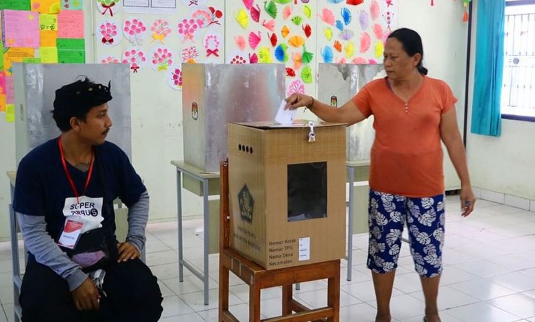 Proses pemungutan suara pada Pilkel Serentak di Kabupaten Buleleng. Sebanyak lima orang petahana kalah dari lawannya.