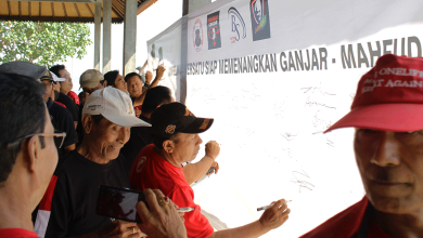 Deklarasi Relawan Bersatu Ganjar-Mahfud MD yang diinisiasi BMI Buleleng bersama sejumlah relawan. Foto: Franz Jr.