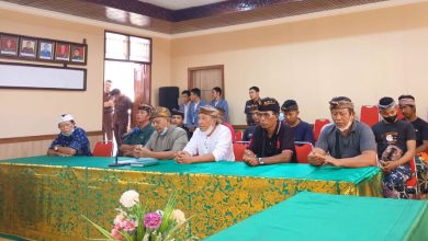 Krama Desa Adat Tista datangi Kejari Buleleng untuk beraudiensi terkait dengan penyelesaian korupsi.