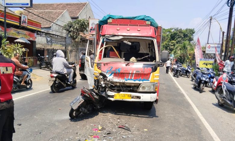 Kecelakaan maut antara truk vs motor di Buleleng yang mengakibatkan dua nyawa melayang.