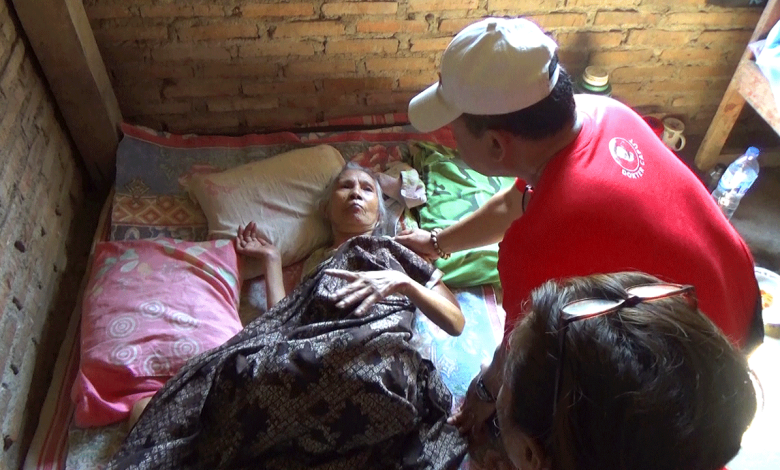 BMI Buleleng dan Relawan Ganjar saat memberikan sembako kepada salah satu warga di Desa Penyabangan, Kecamatan Gerokgak, Kabupaten Buleleng. Foto: Franz Jr.