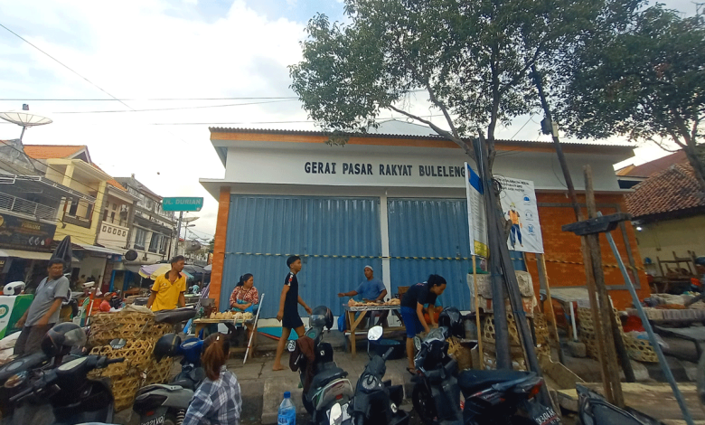 Gerai inflasi atau Gerai Pasar Rakyat Buleleng yang tinggal mengisi logistik atau sarana di dalamnya. Foto: Franz Jr.