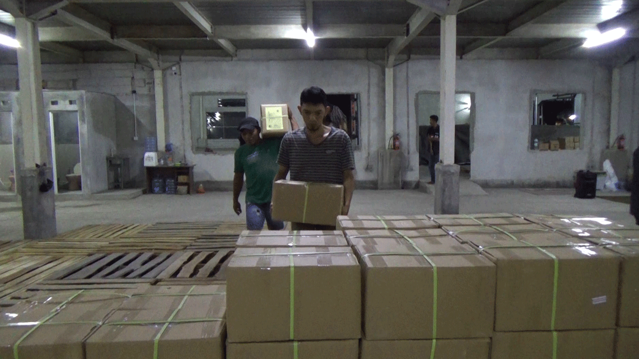 Proses pemindahan boks berisi surat suara pemilihan anggota DPR RI dapil Bali di Gudang Logistik Pemilu KPU Buleleng. Foto: Franz Jr.