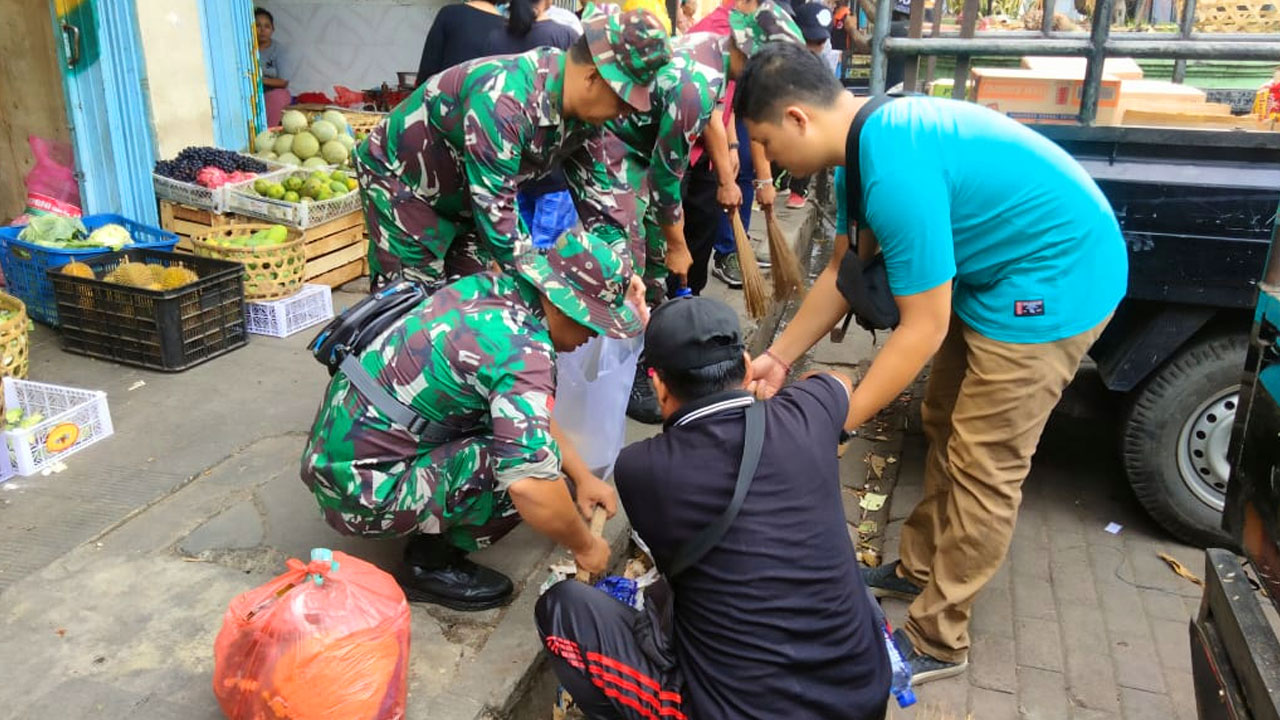 Selain di sungai, Kodim Buleleng juga melakukan gotong royong kebersihan di Pasar Anyar dan Pasar Banyuasri. Foto: Franz Jr.