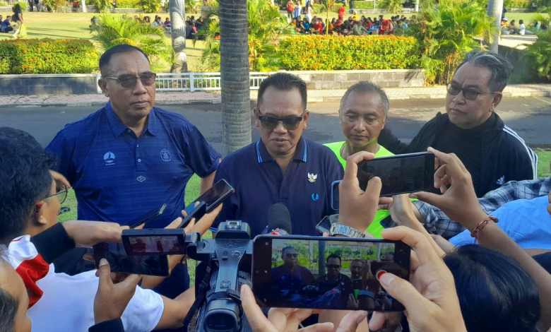 Rektor Undiksha, I Wayan Lasmawan (dua dari kiri); menyampaikan sejumlah poin sorotan selama tahun 2023. Itu merupakan capaian membanggakan yang mereka raih. Foto: Humas Undiksha.