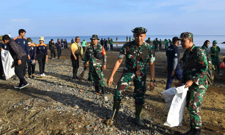 Bersih pantai yang dilakukan TNI bersama Polri dan Pemerintah Kabupaten Buleleng. Setidaknya ada 1.200 orang yang terlibat dalam kegiatan ini. Foto: Istimewa.